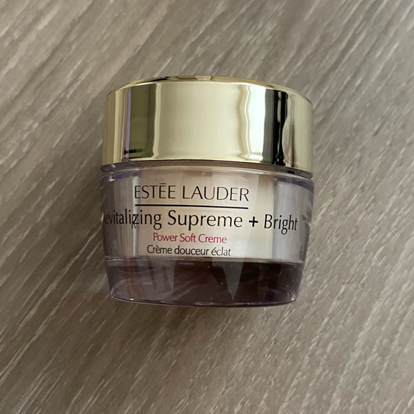 Revitalizing Supreme+ Bright Moisturizer
Power Soft Creme .5OZ./15ml - Picture 3 of 4